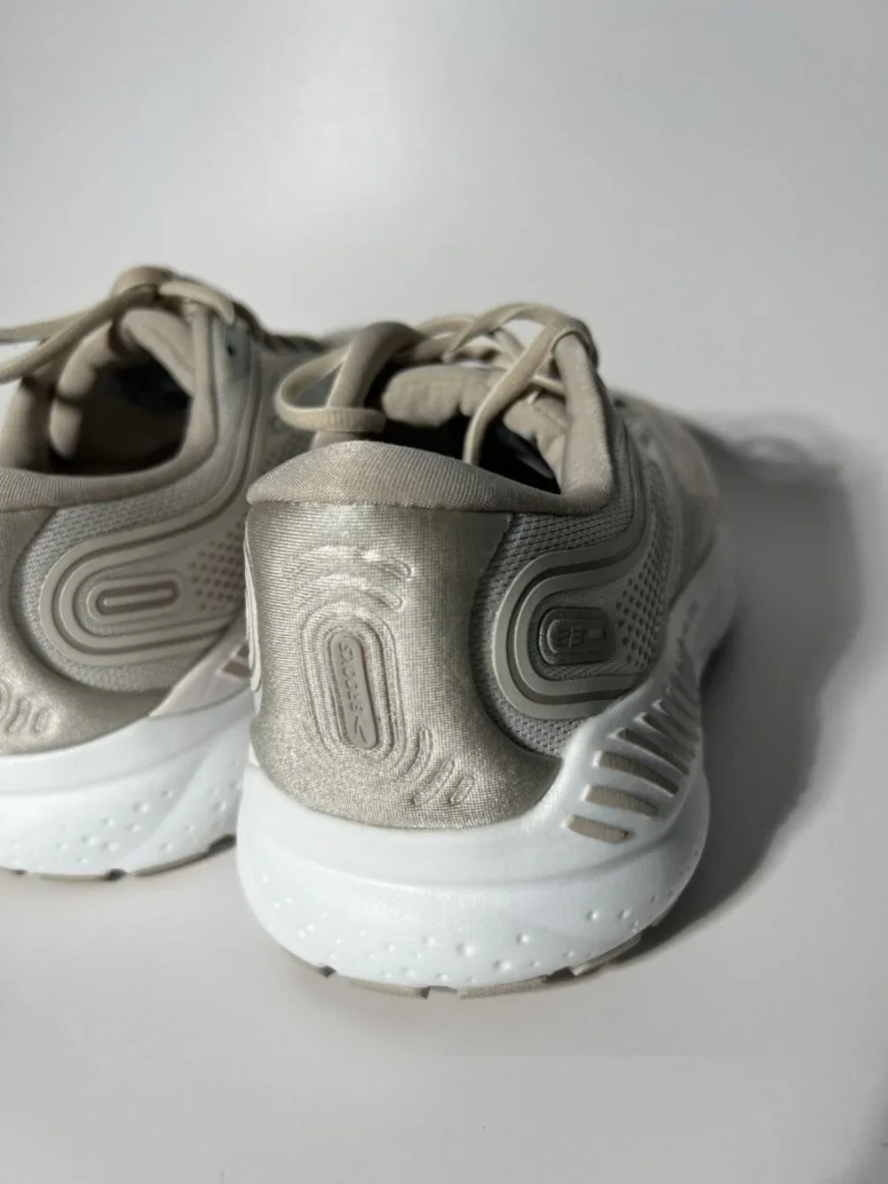 Brooks Ariel GTS 24 Women’s Running Shoes Beige Size 8 Extra Wide
